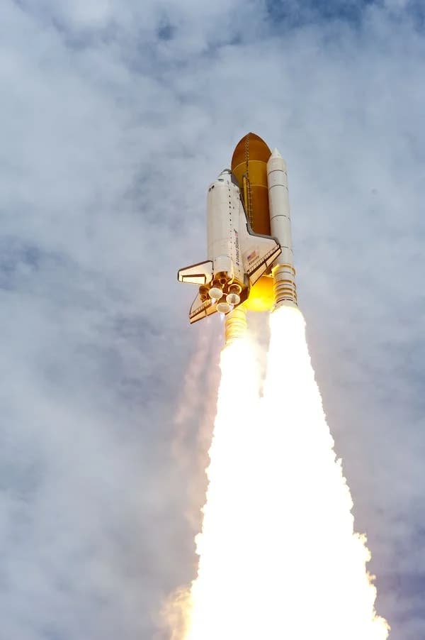 /astros/space-shuttle-atlantis-liftoff-mission-rocket-39698.webp